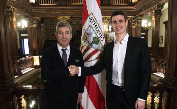 Kepa posó junto al presidente del Athletic, Josu Urrutia, tras firmar su última renovación.