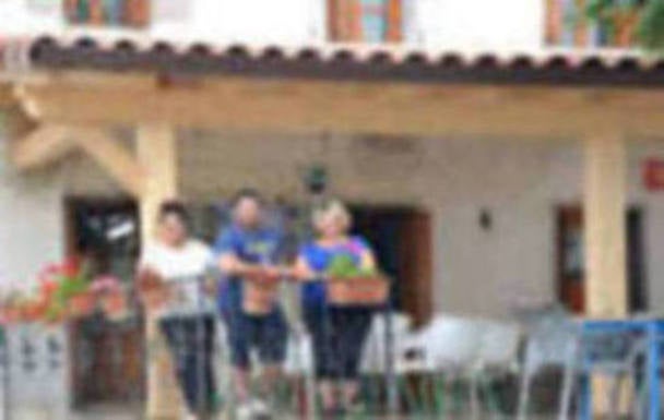 Jonathan Valdiviesok eta Maria Egunezek kudeatzen dute Abaltzisketako ostatua.