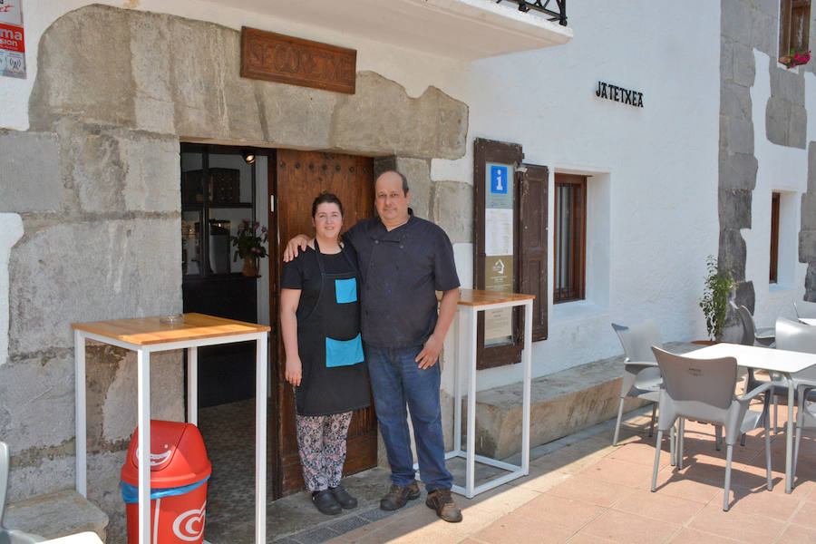 Altzoko ostatuko atean, Iñaki Agirre eta Mari Carmen Menor.