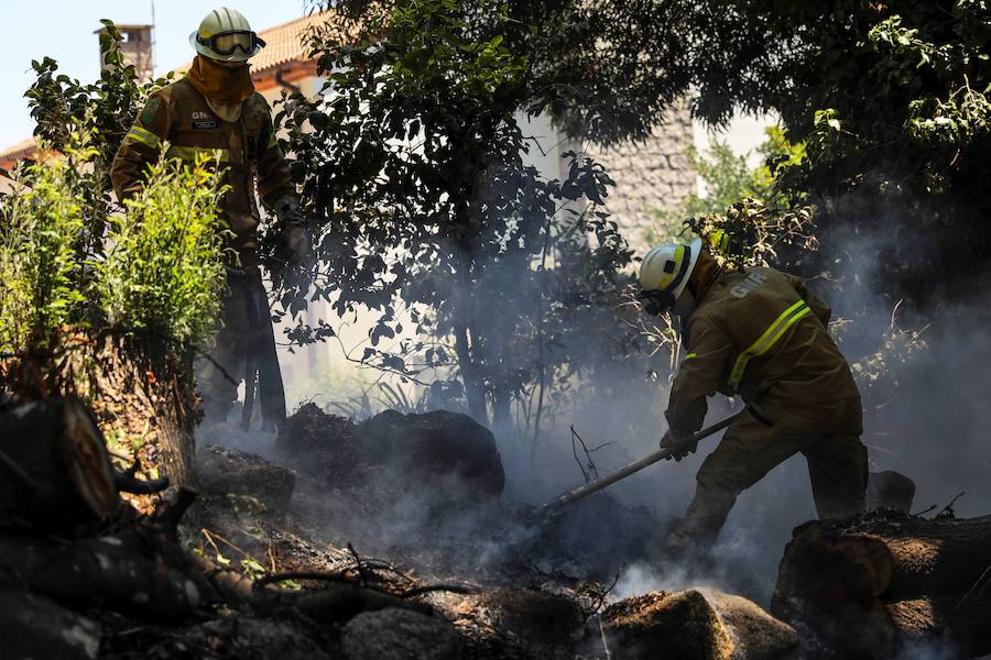 El incendio del Algarve portugués continúa su avance alimentado por el viento y la complicada orografía del terreno, donde más de un millar de bomberos buscan la fórmula para frenarlo tras quemar miles de hectáreas.