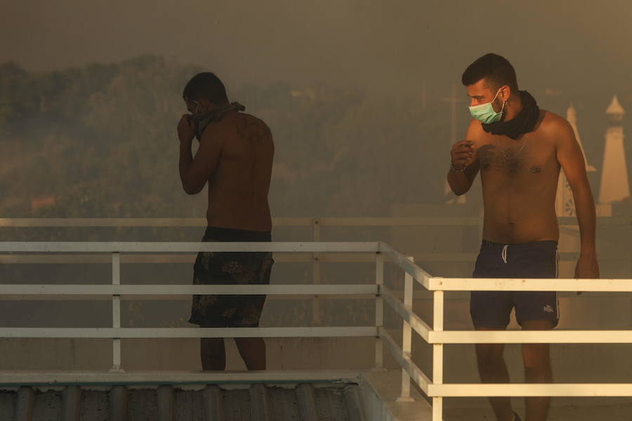 El incendio del Algarve portugués continúa su avance alimentado por el viento y la complicada orografía del terreno, donde más de un millar de bomberos buscan la fórmula para frenarlo tras quemar miles de hectáreas.