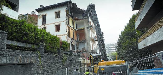 COMIENZA EL DERRIBO DE LOS EDIFICIOS DE ZUBEROA Y EL ENSANCHE