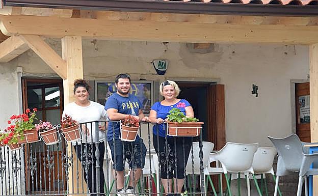 Abaltzisketako ostatuak zerbitzu ugari eskaintzen ditu. Dutxa ere aurki dezakete bertan menditik bueltan datozenek.