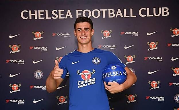 Imagen principal - Kepa se despide del Athletic y es presentado con el Chelsea