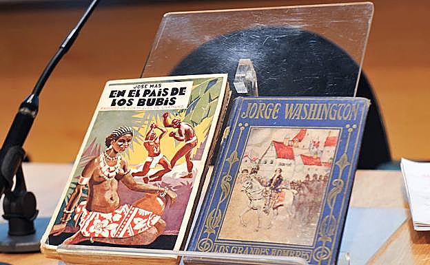 Dos de los libros de la biblioteca de José Mari Elósegui-Itxaso 