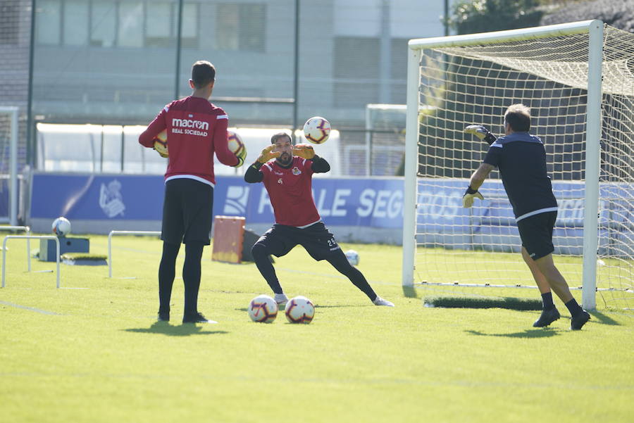 Entrenamiento de aproximada duración de una hora y media en el que el balón ha sido el protagonista principal. Todavia sin Theo Hernández y con Januzaj recuperandose dentro de las instalciones de Zubieta.