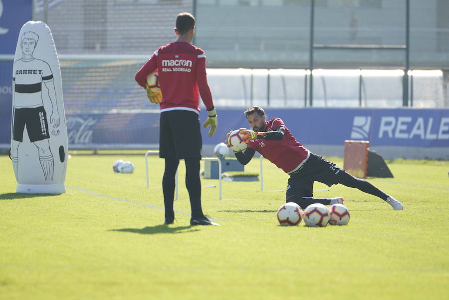 Entrenamiento de aproximada duración de una hora y media en el que el balón ha sido el protagonista principal. Todavia sin Theo Hernández y con Januzaj recuperandose dentro de las instalciones de Zubieta.