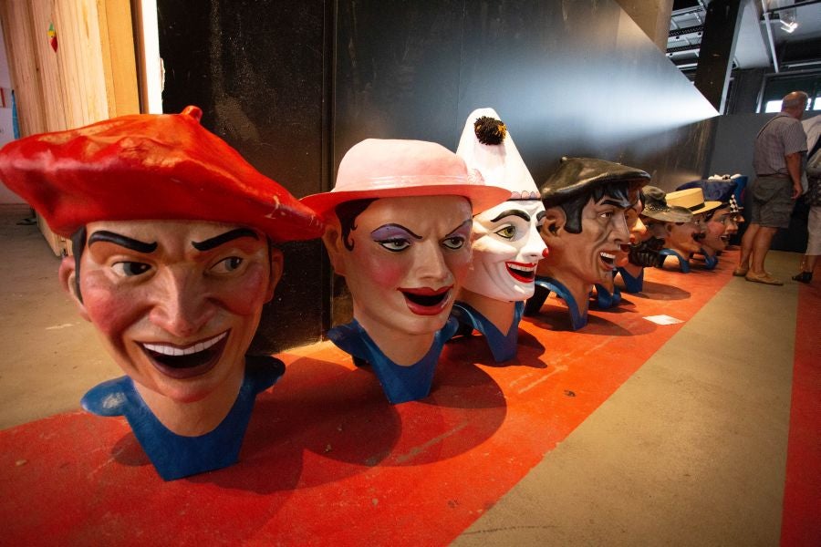 Los ocho gigantes de la Asociación Itzurun ultiman los detalles para desfilar por las calles donostiarras a partir de este sábado. 