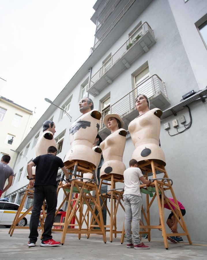 Los ocho gigantes de la Asociación Itzurun ultiman los detalles para desfilar por las calles donostiarras a partir de este sábado. 