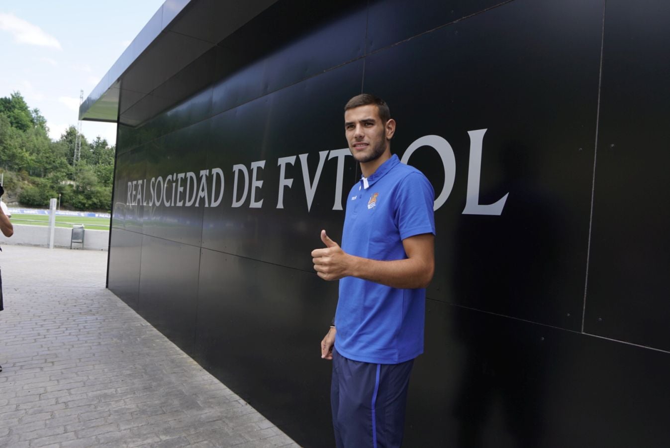 Una vez superado a primera hora de la mañana se ha dirigido a las oficinas del club para firmar su contrato y a continuación se ha marchado a Zubieta, donde ha conocido a sus compañeros y se han marchado hacia el aeropuerto.