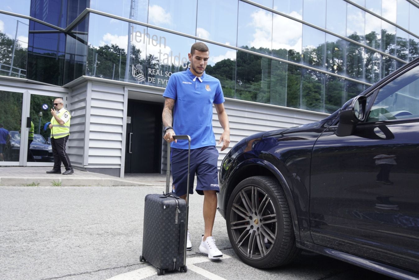 Una vez superado a primera hora de la mañana se ha dirigido a las oficinas del club para firmar su contrato y a continuación se ha marchado a Zubieta, donde ha conocido a sus compañeros y se han marchado hacia el aeropuerto.