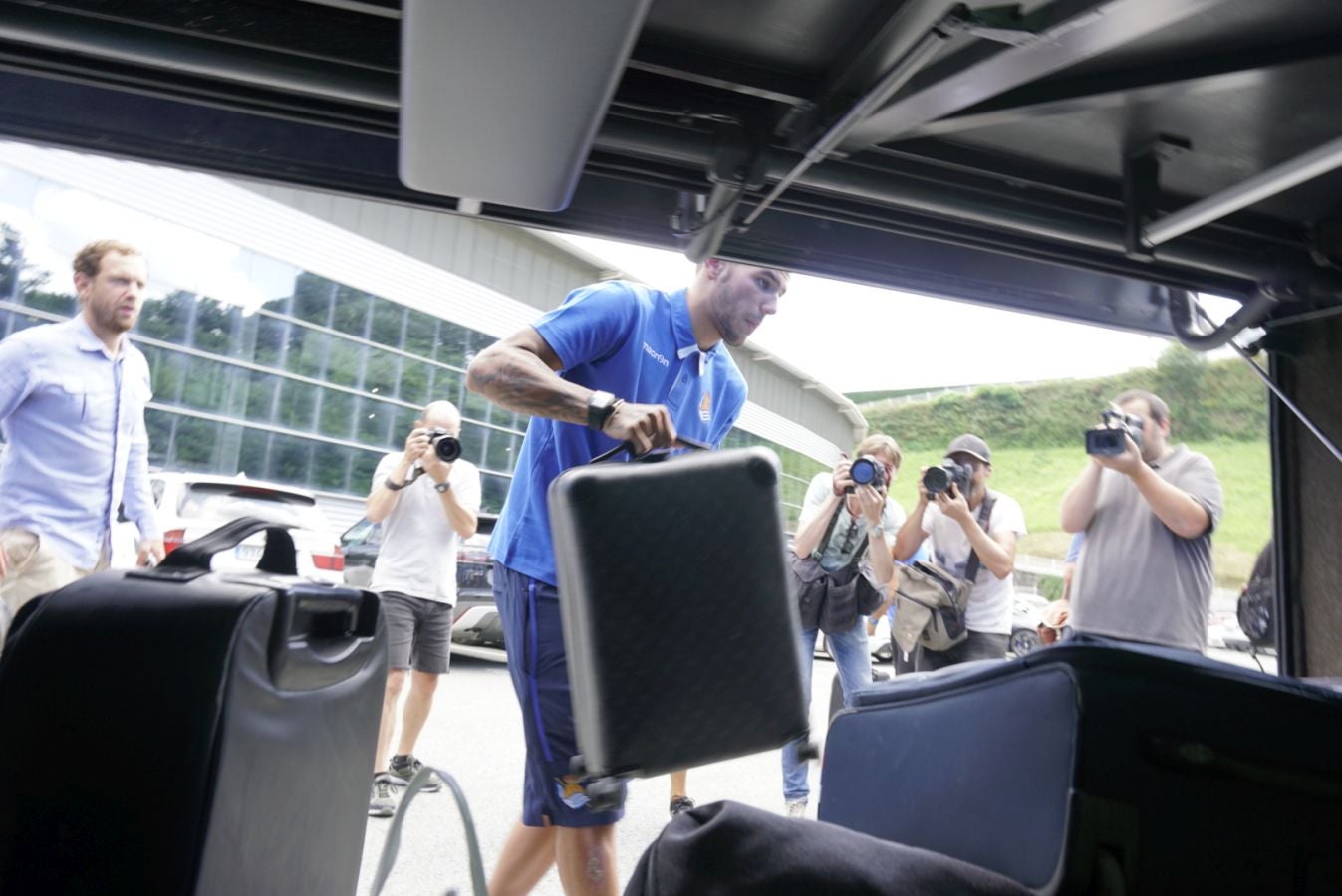 Una vez superado a primera hora de la mañana se ha dirigido a las oficinas del club para firmar su contrato y a continuación se ha marchado a Zubieta, donde ha conocido a sus compañeros y se han marchado hacia el aeropuerto.