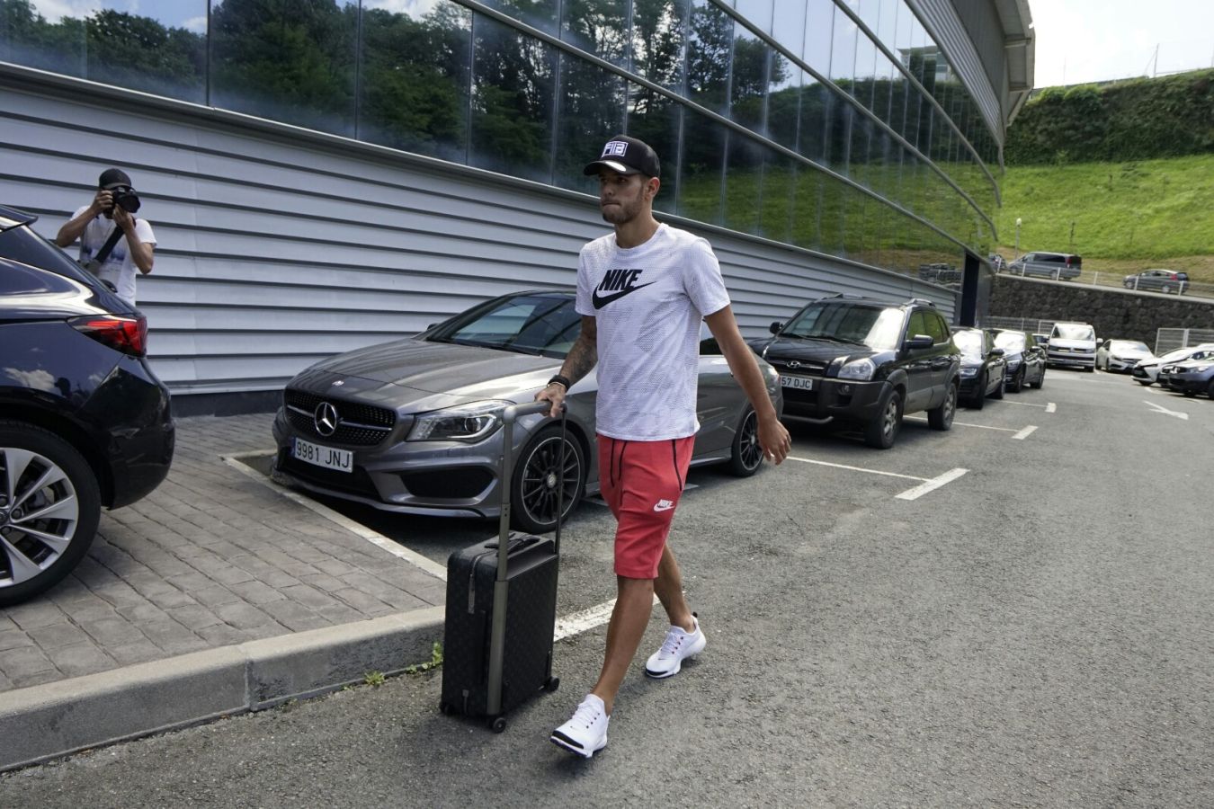 Una vez superado a primera hora de la mañana se ha dirigido a las oficinas del club para firmar su contrato y a continuación se ha marchado a Zubieta, donde ha conocido a sus compañeros y se han marchado hacia el aeropuerto.