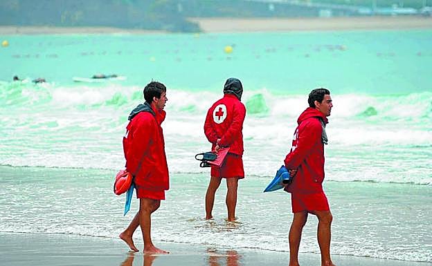 Tres socorristas, en la playa de La Concha. 