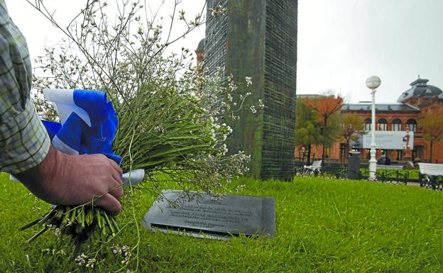 Depositan flores en el monolito de recuerdo a las víctimas del terrorismo y la violencia en Alderdi Eder, en Donostia. 
