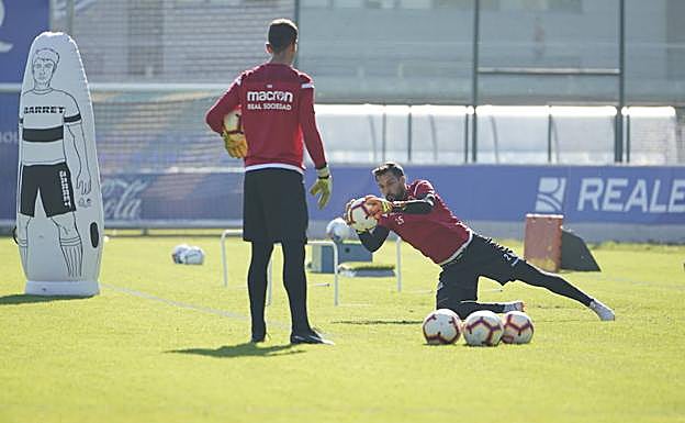 Miguel Ángel Moyá realizando una parada en el entrenamiento de hoy