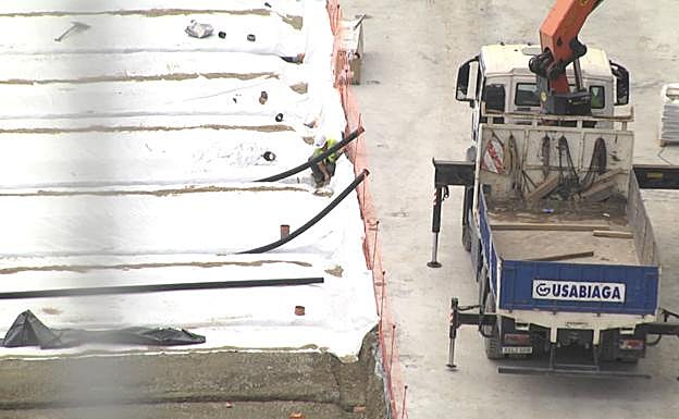 En la banda del se instalará hierba artificial sobre una base de hormigón que a día de hoy se utiliza para la colocación de gruas y camiones