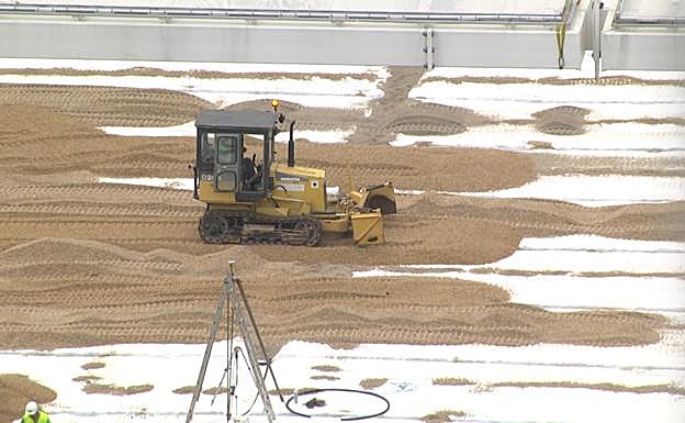 Los operarios trabajan en la instalación de los tubos de drenaje 