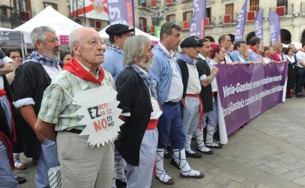 Cientos de personas secundaron ayer la concentración de repulsa a la agresión sexual en el Ayuntamiento de Vitoria. 