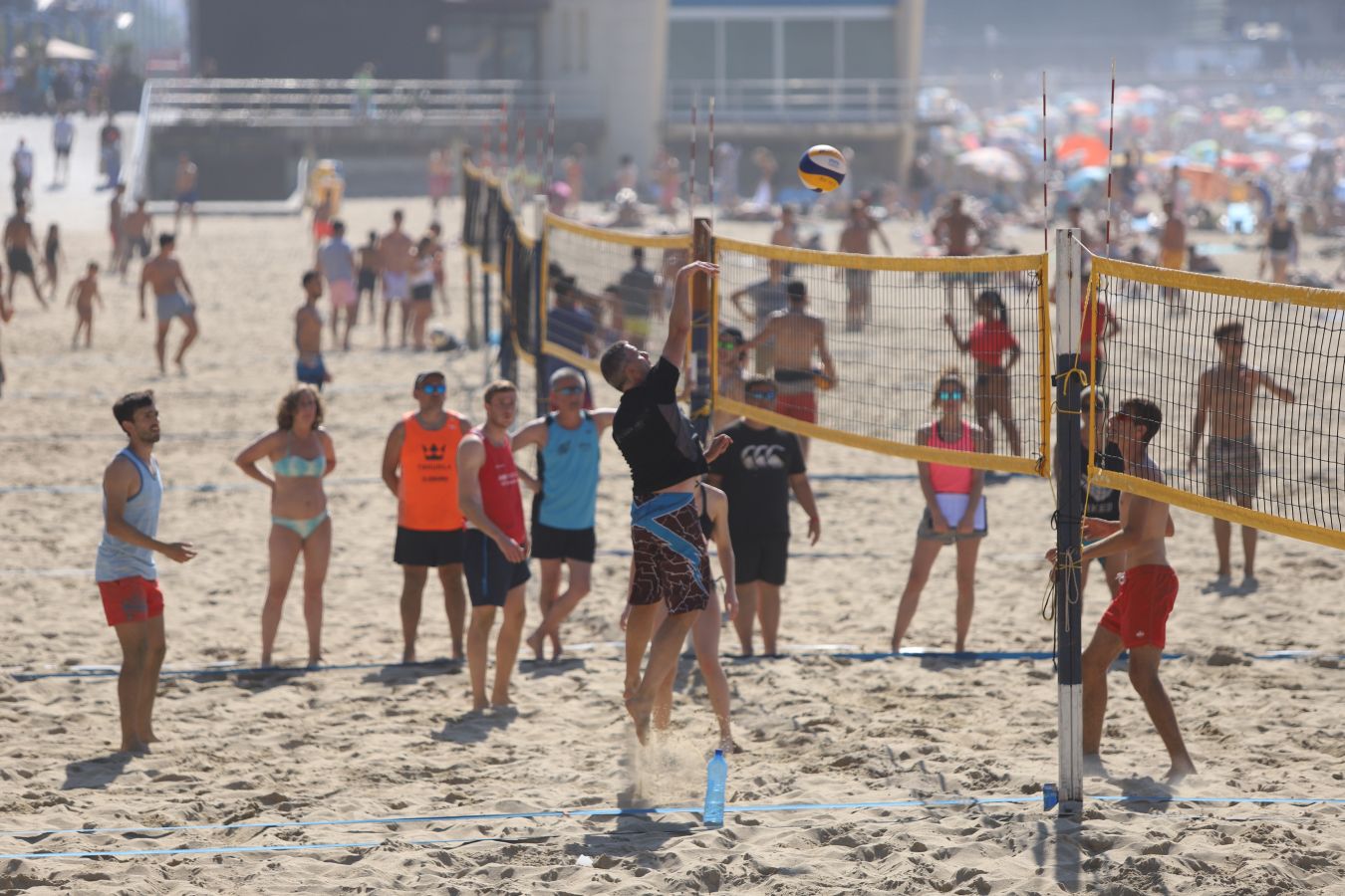 El torneo de rugby que se ha celebrado en la Zurriola ha sido una de las actividades iniciales de la Semana Grande Donostiarra