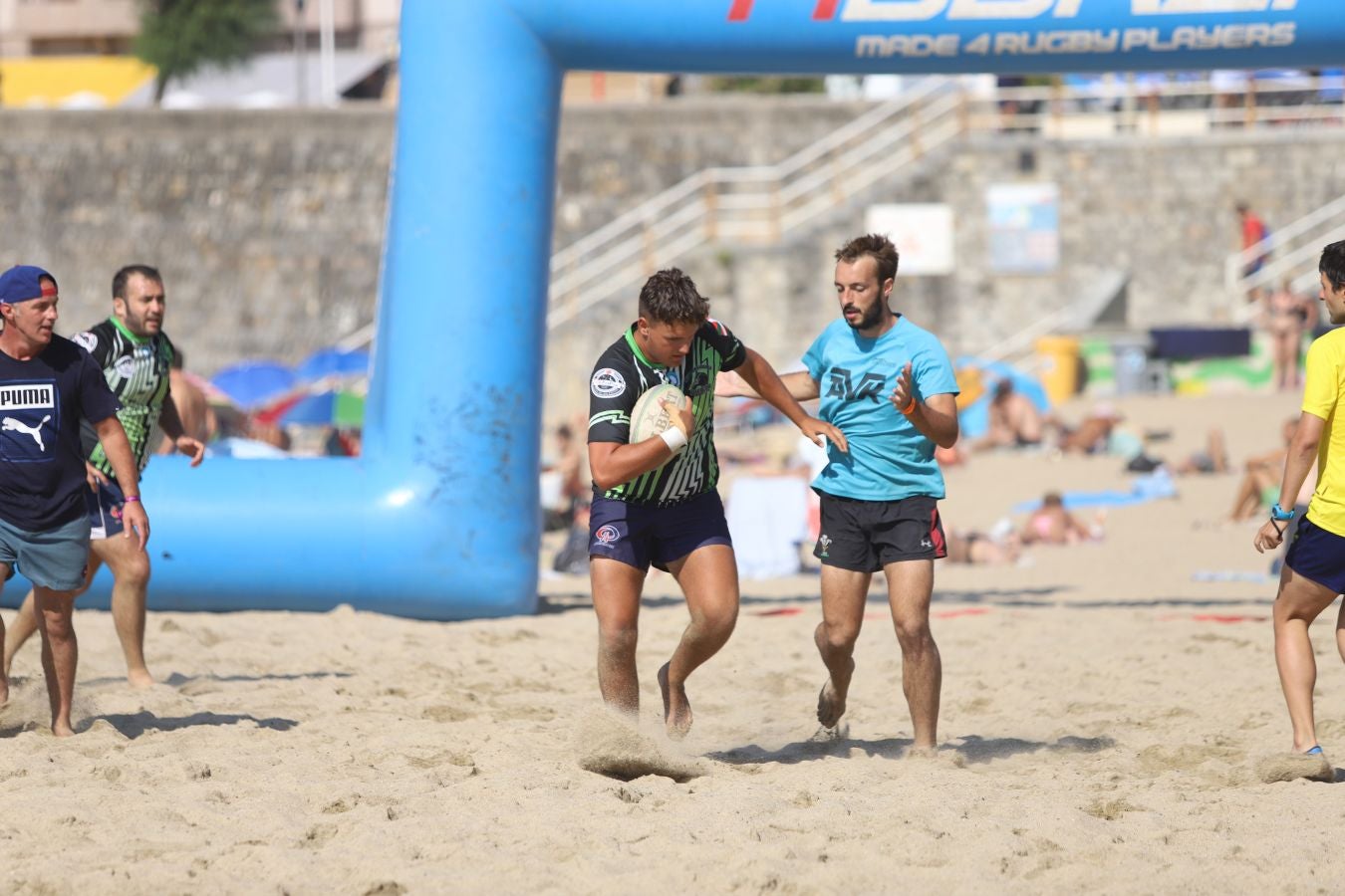 El torneo de rugby que se ha celebrado en la Zurriola ha sido una de las actividades iniciales de la Semana Grande Donostiarra