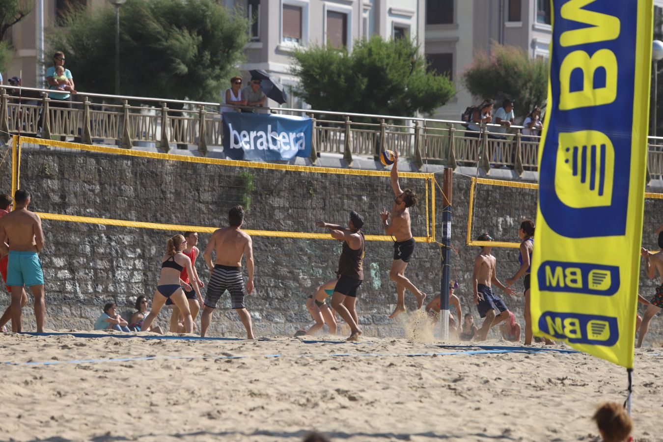 El torneo de rugby que se ha celebrado en la Zurriola ha sido una de las actividades iniciales de la Semana Grande Donostiarra