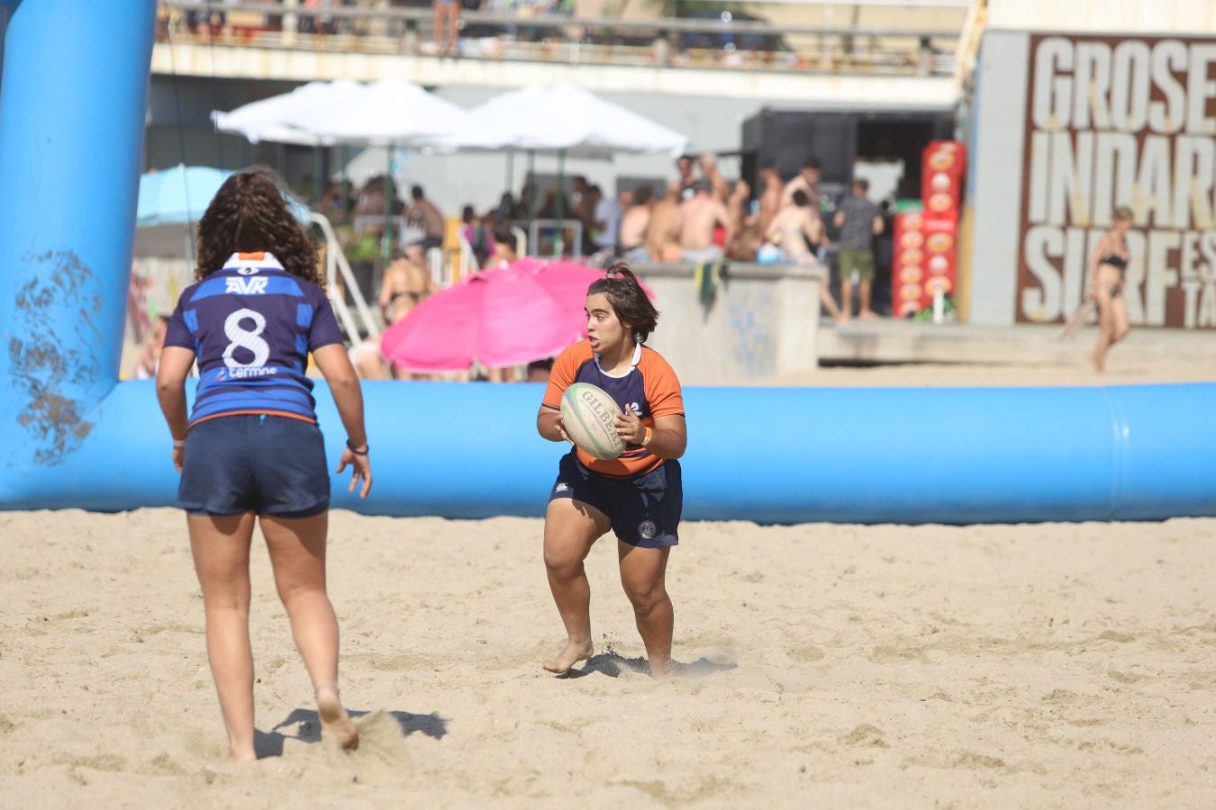 El torneo de rugby que se ha celebrado en la Zurriola ha sido una de las actividades iniciales de la Semana Grande Donostiarra