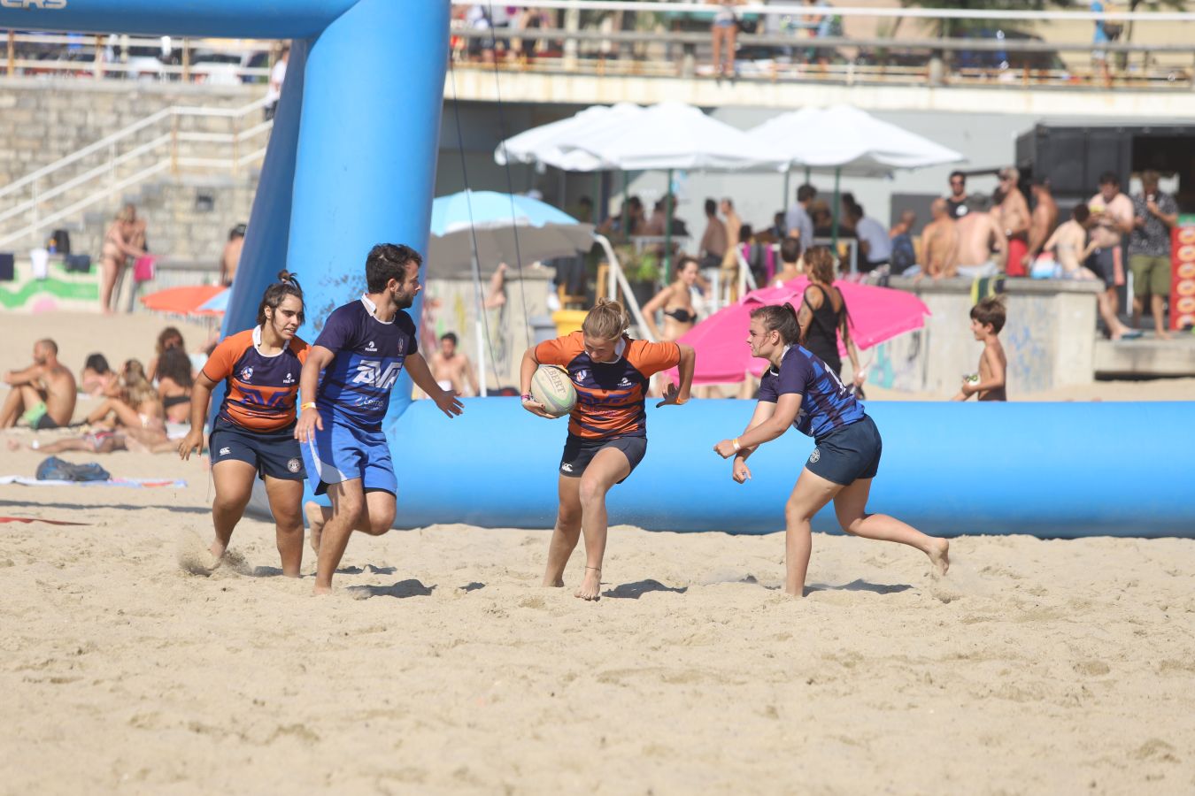 El torneo de rugby que se ha celebrado en la Zurriola ha sido una de las actividades iniciales de la Semana Grande Donostiarra