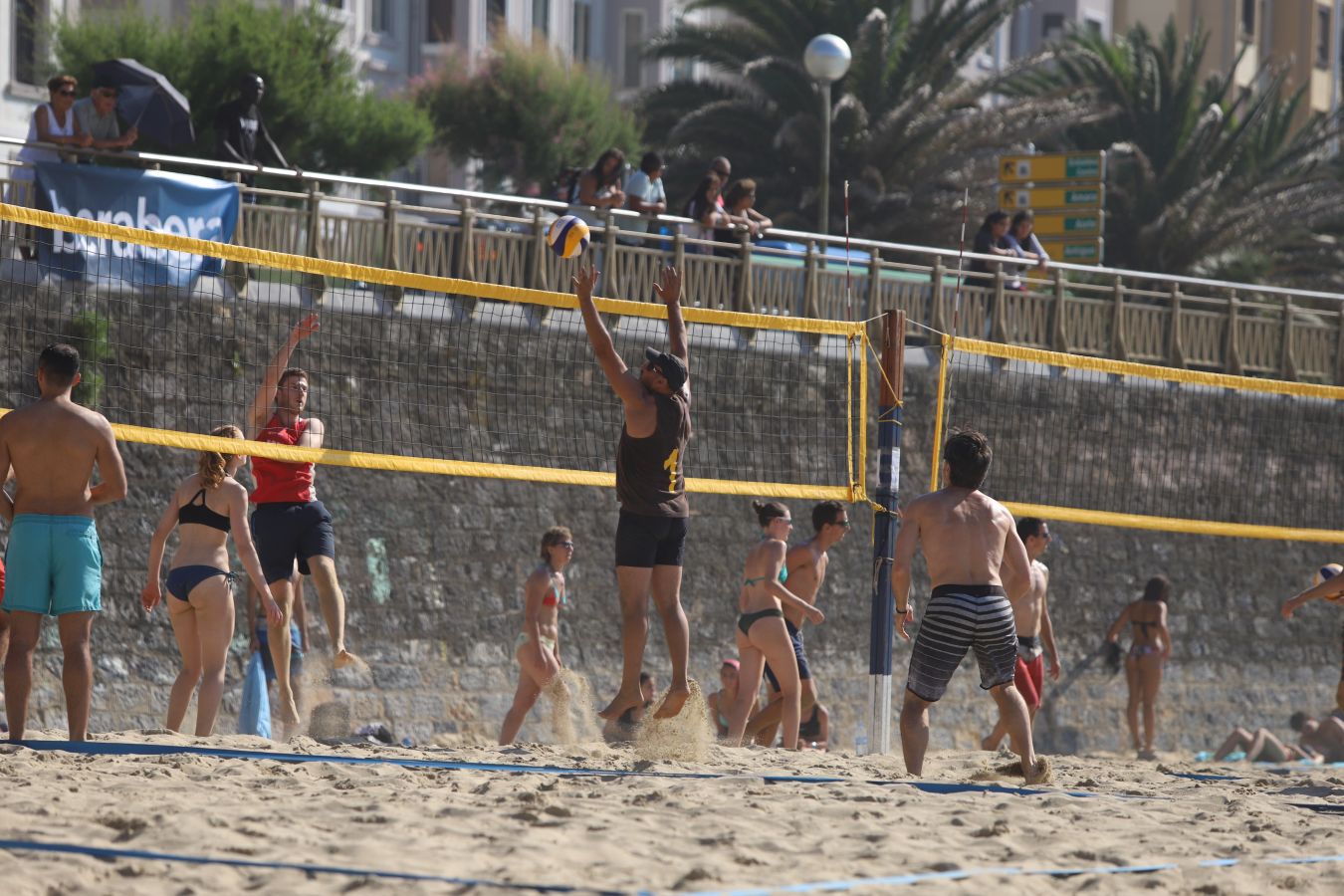 El torneo de rugby que se ha celebrado en la Zurriola ha sido una de las actividades iniciales de la Semana Grande Donostiarra