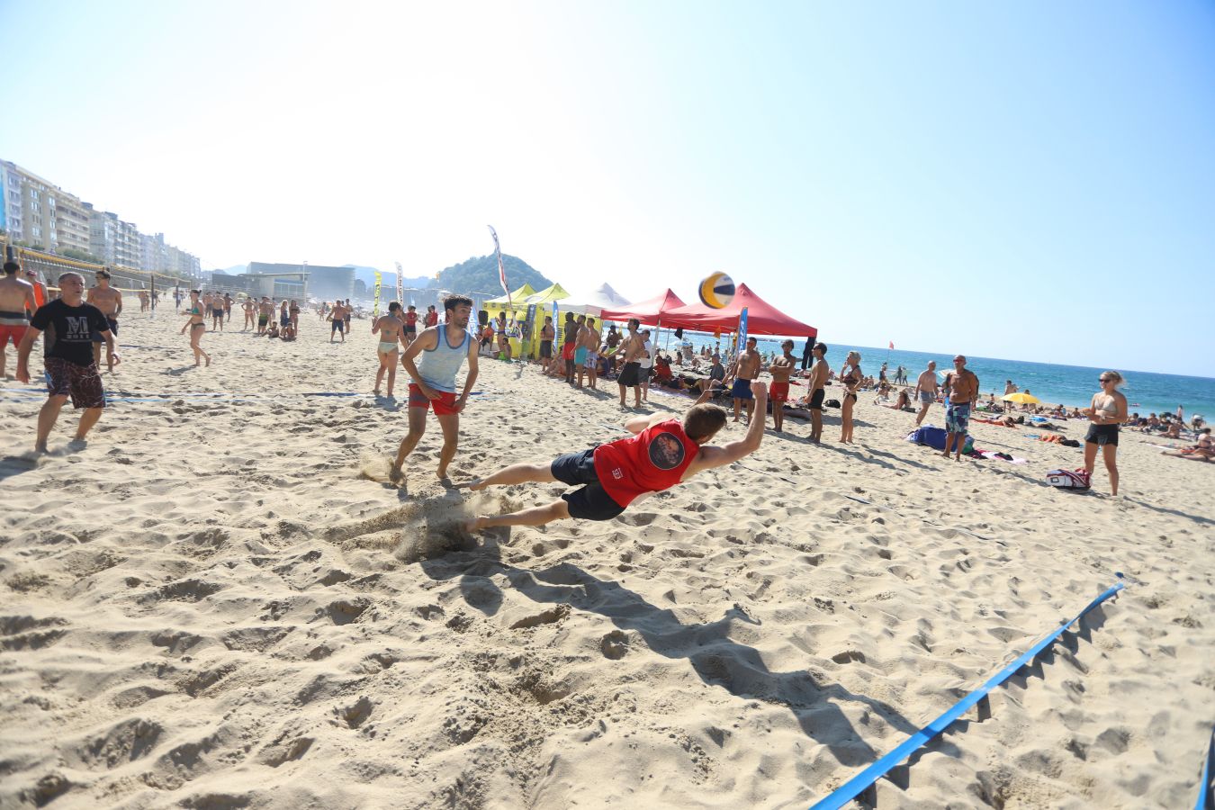 El torneo de rugby que se ha celebrado en la Zurriola ha sido una de las actividades iniciales de la Semana Grande Donostiarra