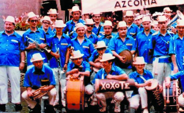 La Txaranga Xoxote en sus primeros Andramaris, con los instrumentos de la banda y el atuendo subvencionado por el Ayuntamiento.