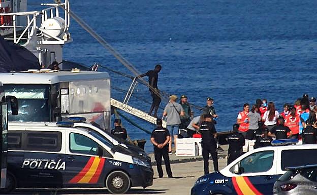 El buque Open Arms a su llegada al muelle de San Roque (Cádiz). 