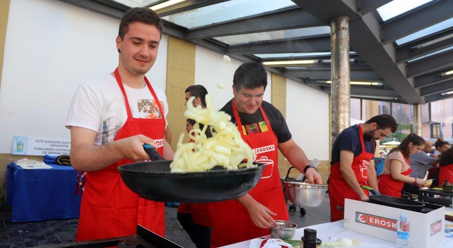 Dentro de los Concursos gastronómicos de la Semana Grande, este domingo 12 de agosto, se ha celebrado el concurso de tortilla de patata en la Bretxa.