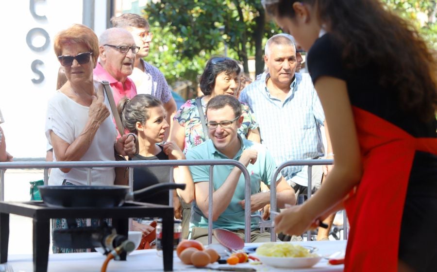 Dentro de los Concursos gastronómicos de la Semana Grande, este domingo 12 de agosto, se ha celebrado el concurso de tortilla de patata en la Bretxa.