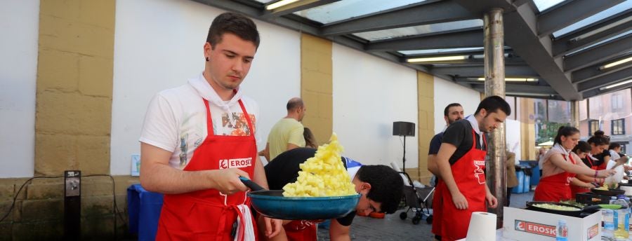 Dentro de los Concursos gastronómicos de la Semana Grande, este domingo 12 de agosto, se ha celebrado el concurso de tortilla de patata en la Bretxa.