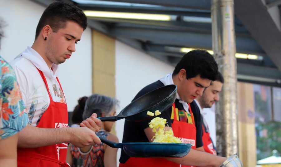 Dentro de los Concursos gastronómicos de la Semana Grande, este domingo 12 de agosto, se ha celebrado el concurso de tortilla de patata en la Bretxa.