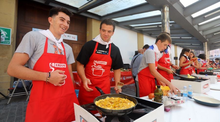 Dentro de los Concursos gastronómicos de la Semana Grande, este domingo 12 de agosto, se ha celebrado el concurso de tortilla de patata en la Bretxa.