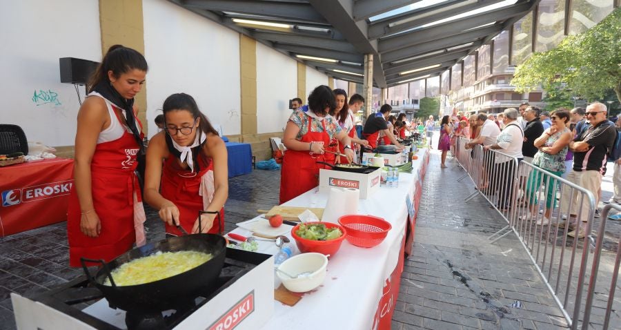 Dentro de los Concursos gastronómicos de la Semana Grande, este domingo 12 de agosto, se ha celebrado el concurso de tortilla de patata en la Bretxa.