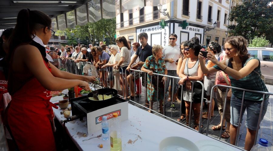 Dentro de los Concursos gastronómicos de la Semana Grande, este domingo 12 de agosto, se ha celebrado el concurso de tortilla de patata en la Bretxa.