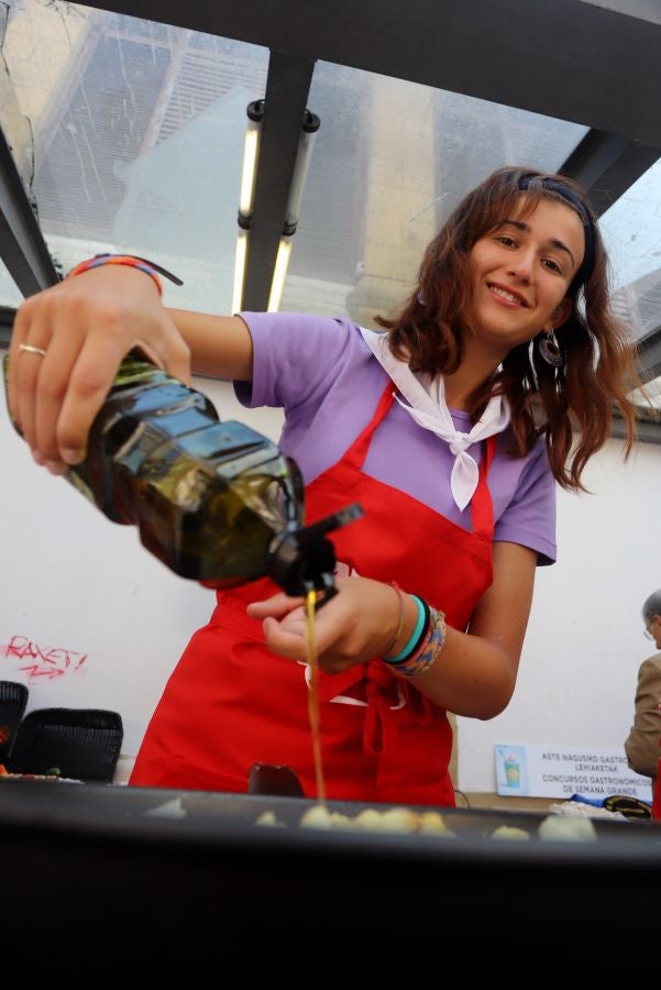 Dentro de los Concursos gastronómicos de la Semana Grande, este domingo 12 de agosto, se ha celebrado el concurso de tortilla de patata en la Bretxa.