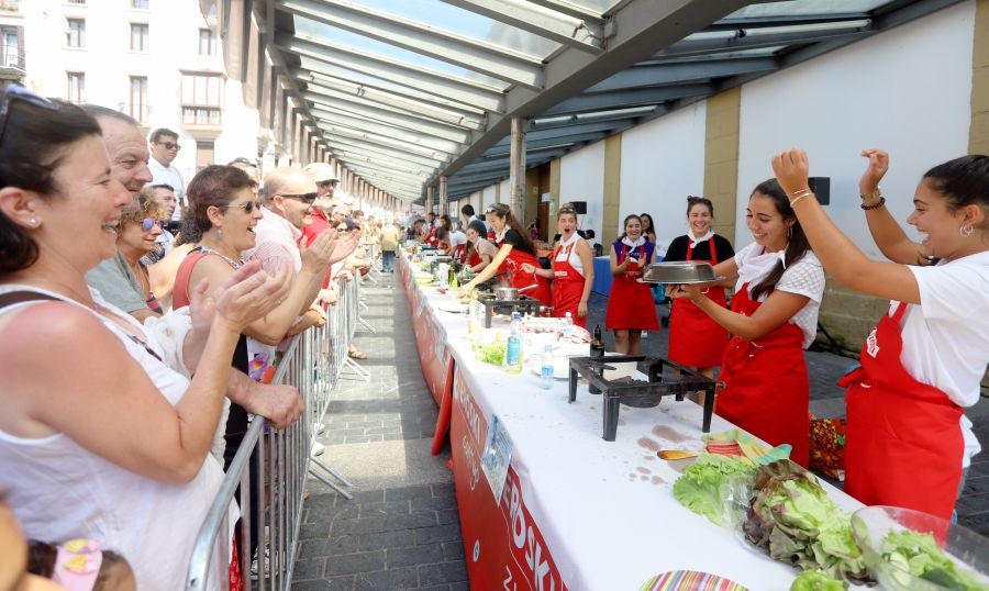 Dentro de los Concursos gastronómicos de la Semana Grande, este domingo 12 de agosto, se ha celebrado el concurso de tortilla de patata en la Bretxa.