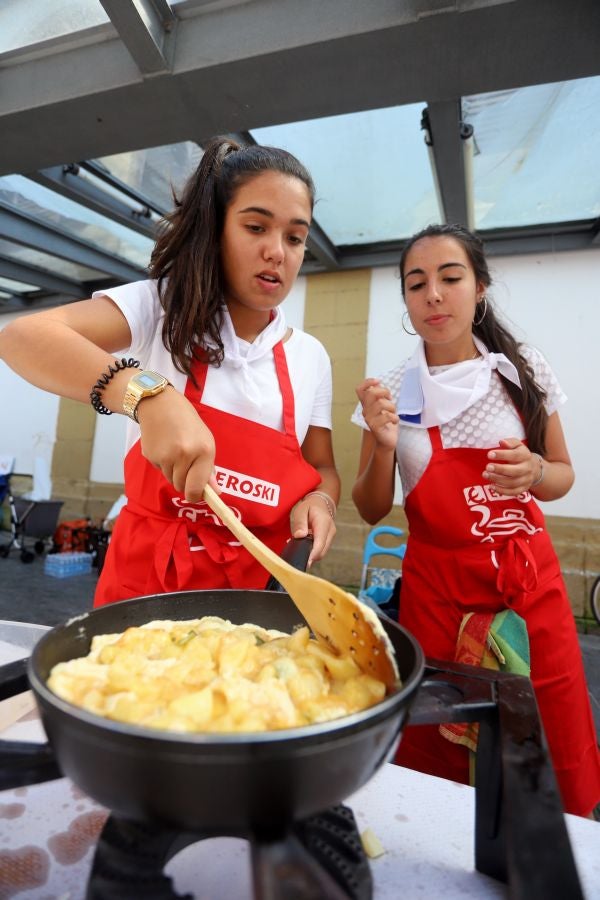 Dentro de los Concursos gastronómicos de la Semana Grande, este domingo 12 de agosto, se ha celebrado el concurso de tortilla de patata en la Bretxa.