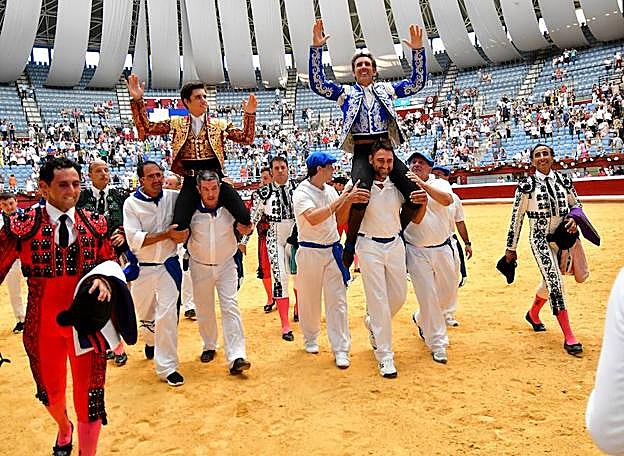 Dos caballeros a hombros. Primera corrida de la Feria 2018. Con apertura de la Puerta Grande. Los areneros portan y rodean a Guillermo y Pablo.