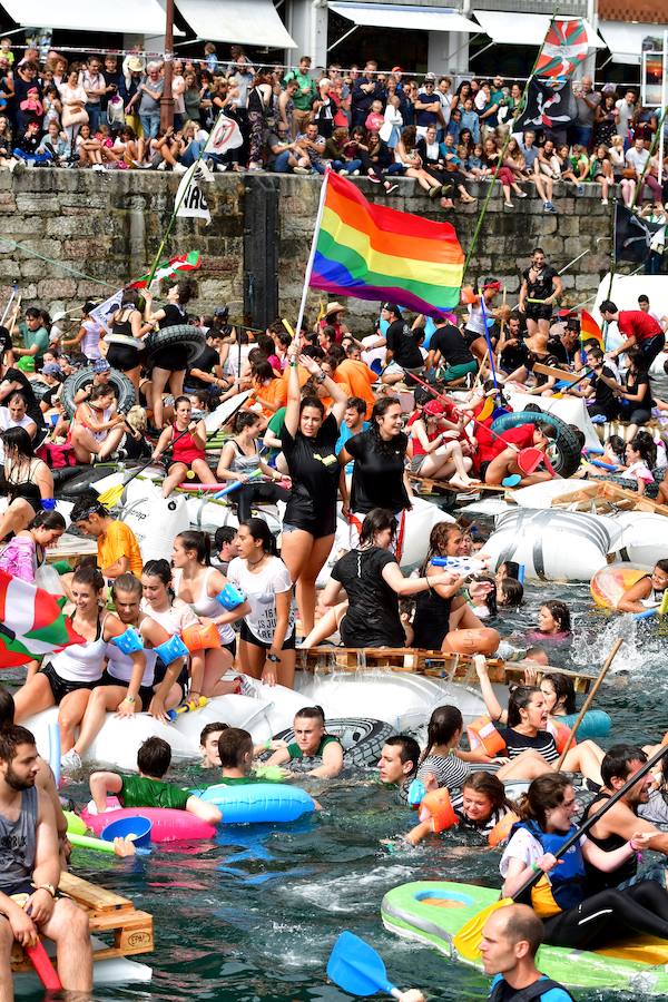 Eguraldia ez dute izan eta beraien alde, baina burutu dituzte lanak. Dena prest dago Flamenkan bazkaldu eta gero portutik Kontxako hondartzarako bidea egiteko