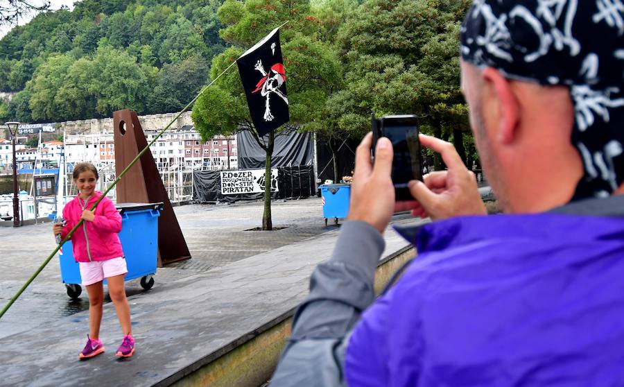 Eguraldia ez dute izan eta beraien alde, baina burutu dituzte lanak. Dena prest dago Flamenkan bazkaldu eta gero portutik Kontxako hondartzarako bidea egiteko