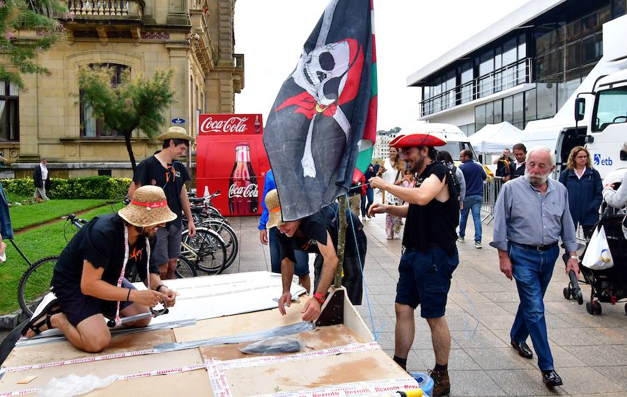 Eguraldia ez dute izan eta beraien alde, baina burutu dituzte lanak. Dena prest dago Flamenkan bazkaldu eta gero portutik Kontxako hondartzarako bidea egiteko
