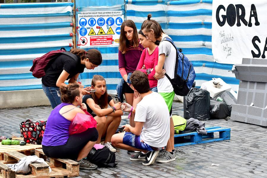 Eguraldia ez dute izan eta beraien alde, baina burutu dituzte lanak. Dena prest dago Flamenkan bazkaldu eta gero portutik Kontxako hondartzarako bidea egiteko