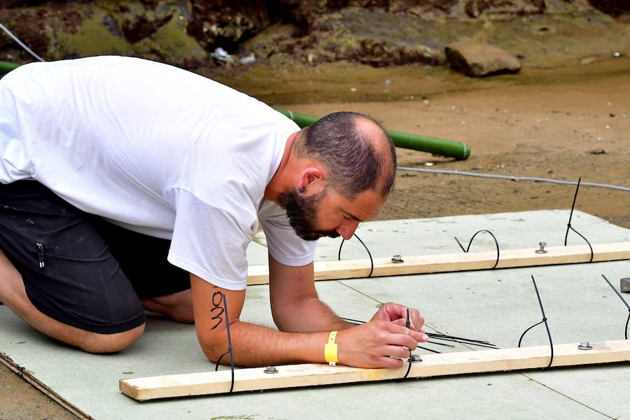 Eguraldia ez dute izan eta beraien alde, baina burutu dituzte lanak. Dena prest dago Flamenkan bazkaldu eta gero portutik Kontxako hondartzarako bidea egiteko