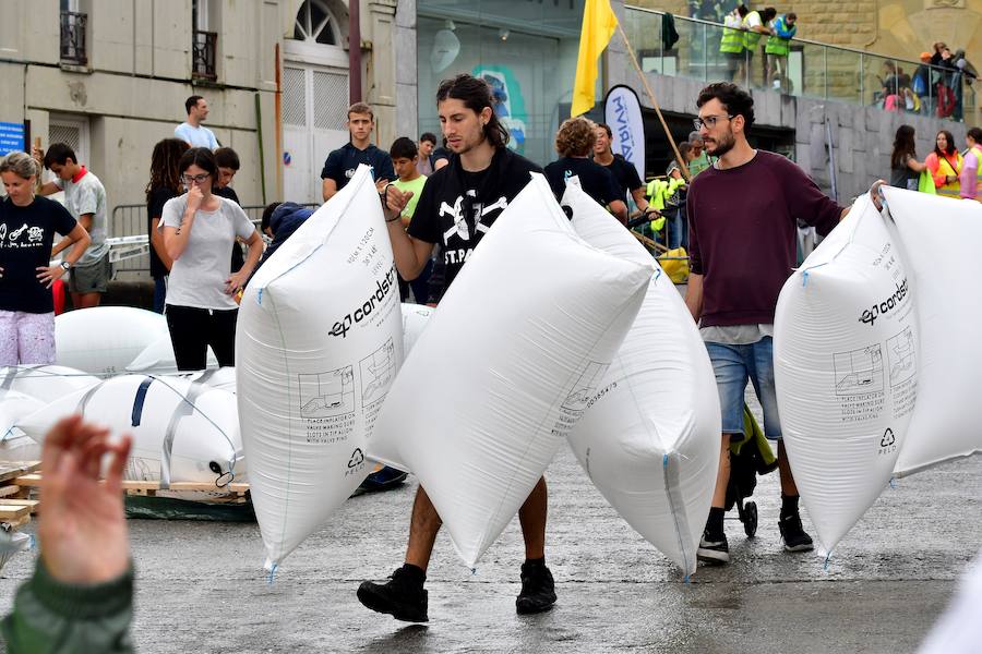 Eguraldia ez dute izan eta beraien alde, baina burutu dituzte lanak. Dena prest dago Flamenkan bazkaldu eta gero portutik Kontxako hondartzarako bidea egiteko