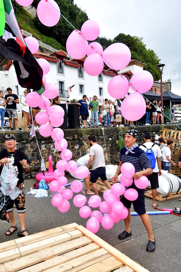 Eguraldia ez dute izan eta beraien alde, baina burutu dituzte lanak. Dena prest dago Flamenkan bazkaldu eta gero portutik Kontxako hondartzarako bidea egiteko